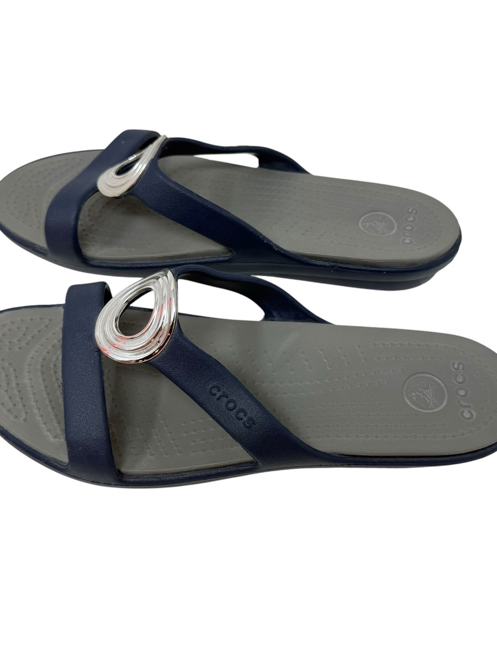 Crocs Sanrah Women’s Size 9 Navy slide sandals shoes Silver medallion - Picture 5 of 7